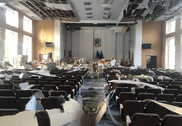 В Донецке снаряд Himars попал в здание мэрии