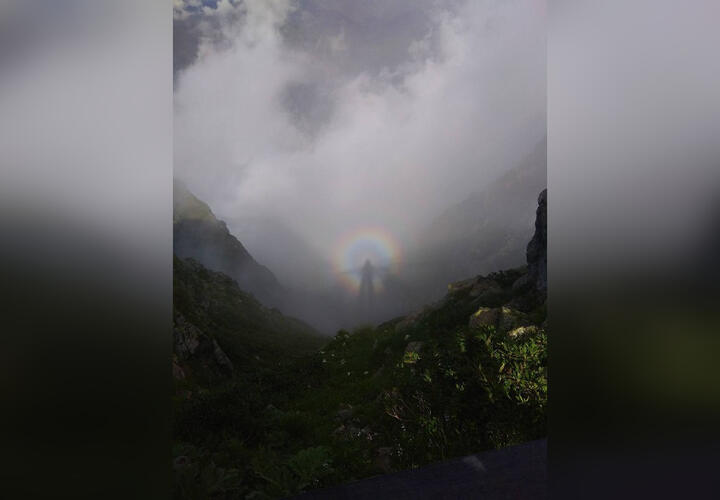 В горах Сочи на снимки туристов попал гигантский призрак
