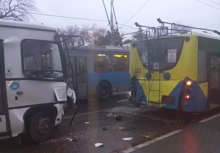 В Краснодаре в ДТП с маршруткой и троллейбусом пострадали 9 человек