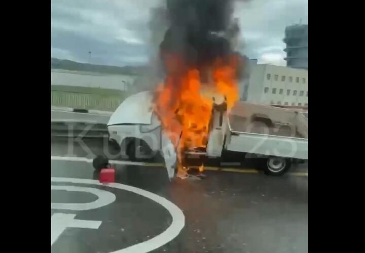 В Сочи на трассе у аэропорта сгорела машина