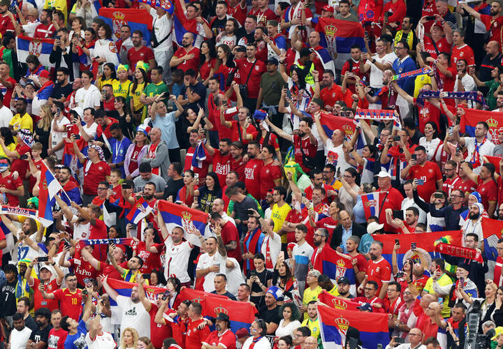 На чемпионате мира сербские болельщики пришли на матч в майках сборной России