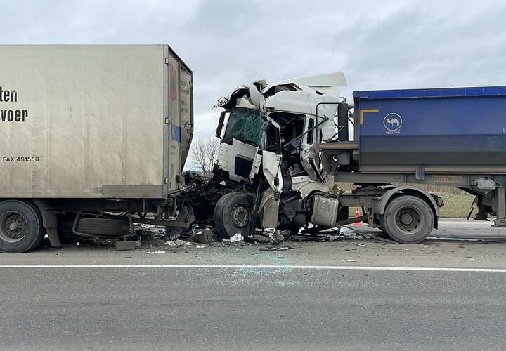 На Кубани водитель фуры погиб, врезавшись в другой грузовик