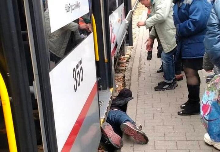 В Краснодаре приезжий мужчина упал под трамвай