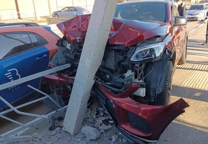 В Сочи двое маленьких детей пострадали в аварии с Mercedes