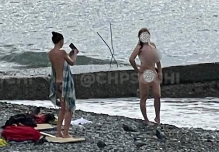 В Сочи голые туристки устроили пикантную фотосессию на глазах у прохожих