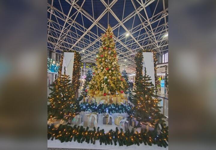 Аэропорт Сочи украсили к новогодним праздникам