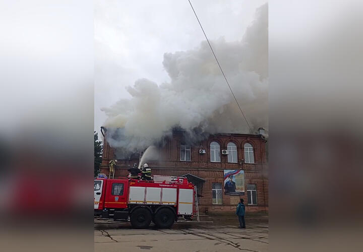 Из горящего дореволюционного здания на Кубани эвакуировали 5 человек
