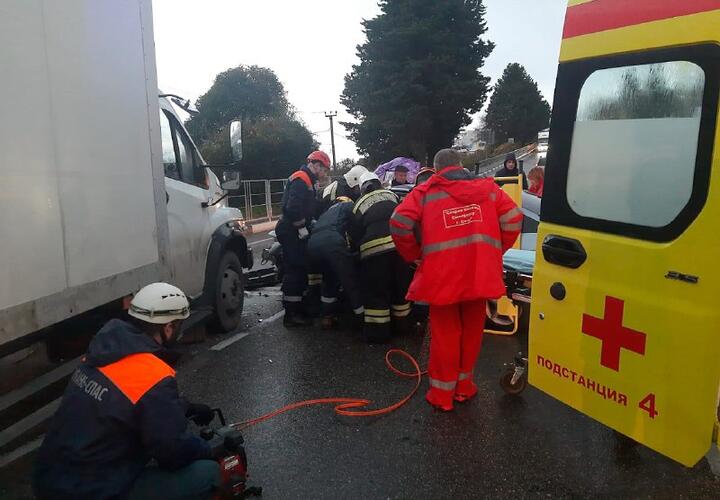 В Сочи спасатели разрезали автомобиль, чтобы достать пострадавшего