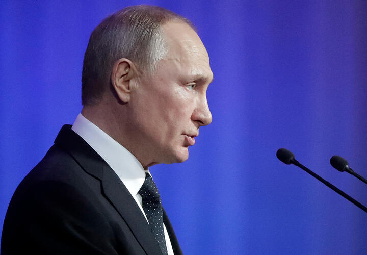 Владимир Путин приказал повысить зарплаты бюджетникам