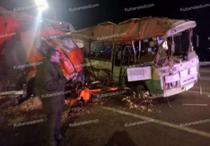 Под Армавиром «КамАЗ» на скорости протаранил автобус, один человек погиб