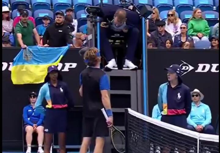 Российский теннисист Рублев достойно ответил на провокацию с украинским флагом