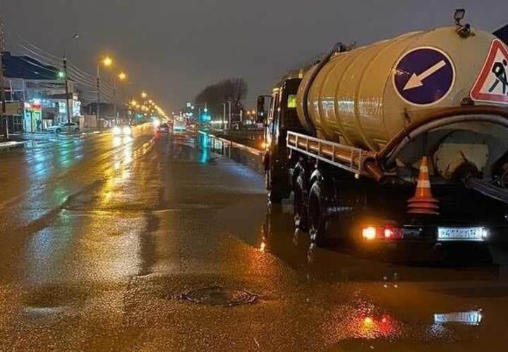 Утренний ливень затопил пять улиц в Краснодаре 