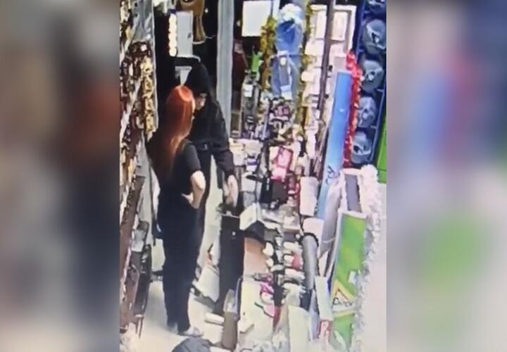 В Краснодаре 19-летний парень с ножом ограбил продуктовый магазин 