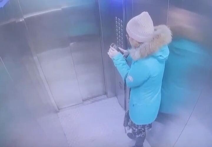 В Краснодаре лифт с женщиной сорвался в шахту