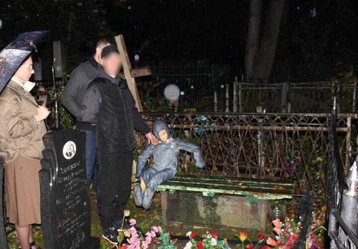 Житель Кубани изнасиловал школьника на кладбище 