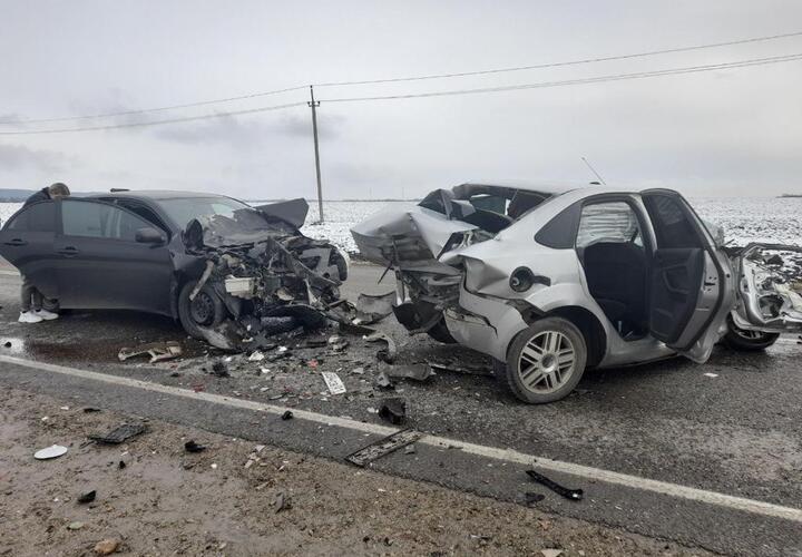 На Кубани в массовой аварии разорвало три машины, погиб водитель 