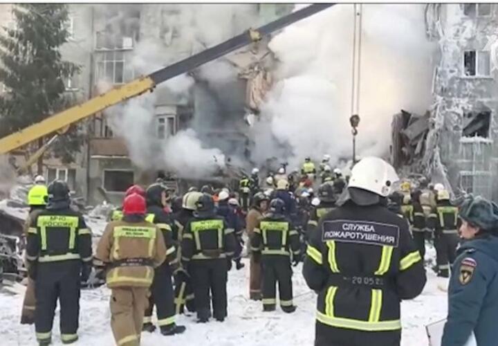 Под завалами многоэтажки в Новосибирске, где произошел взрыв газа, могут находиться люди