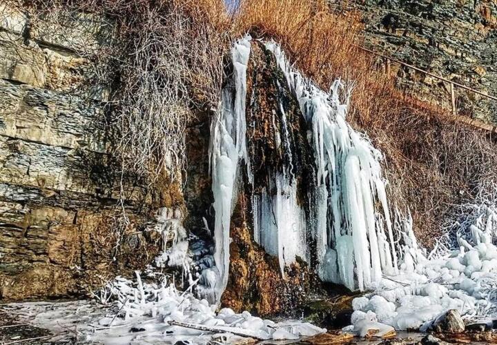 В Анапе замерз единственный водопад 