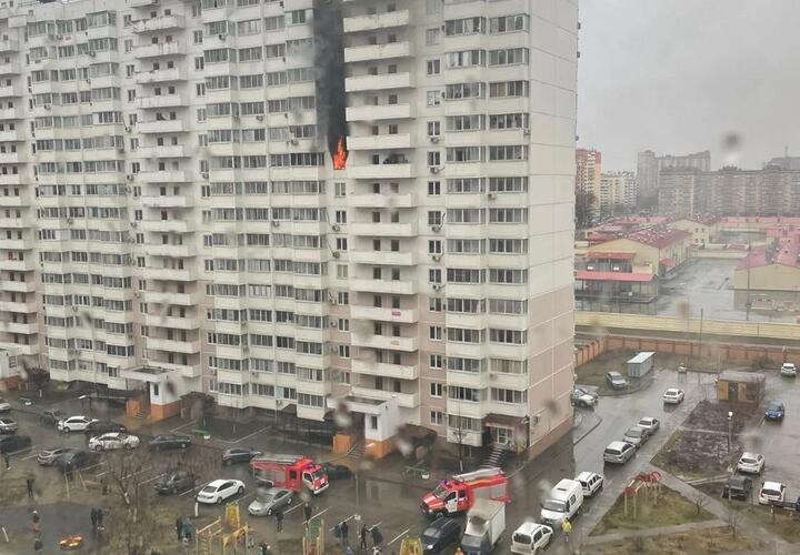 В Краснодаре эвакуировали жителей высотки из-за пожара на 11 этаже