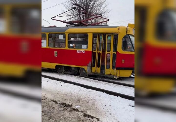 В Краснодаре трамвай попал в массовое ДТП и сошел с рельсов
