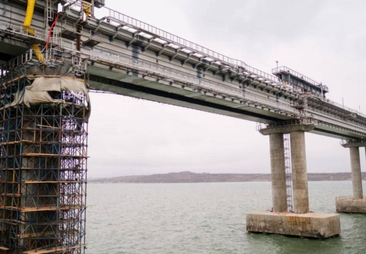 На Крымском мосту установили первый железнодорожный пролет 