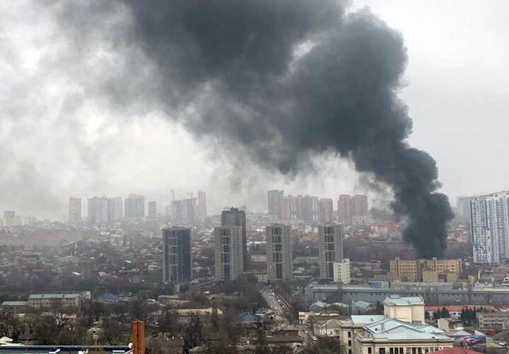 В Ростове объято пламенем здание погрануправления ФСБ