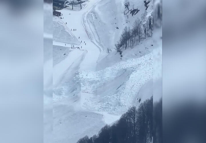 В сети появилось видео схода лавины на горнолыжном курорте Сочи 