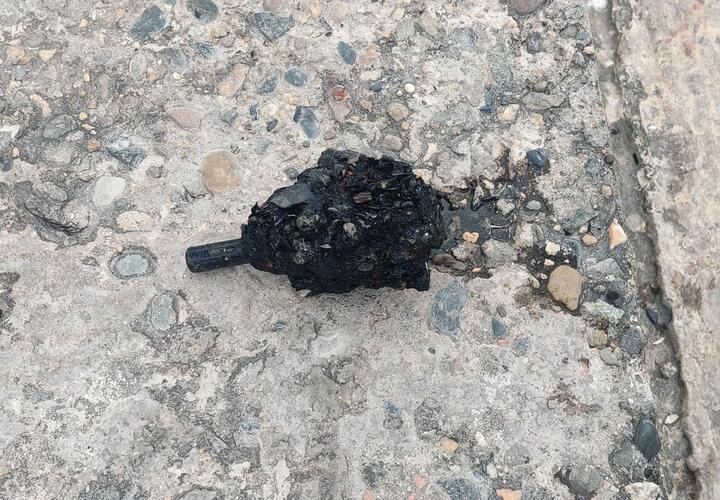 В Черном море на городском пляже Анапы водолазы нашли гранату