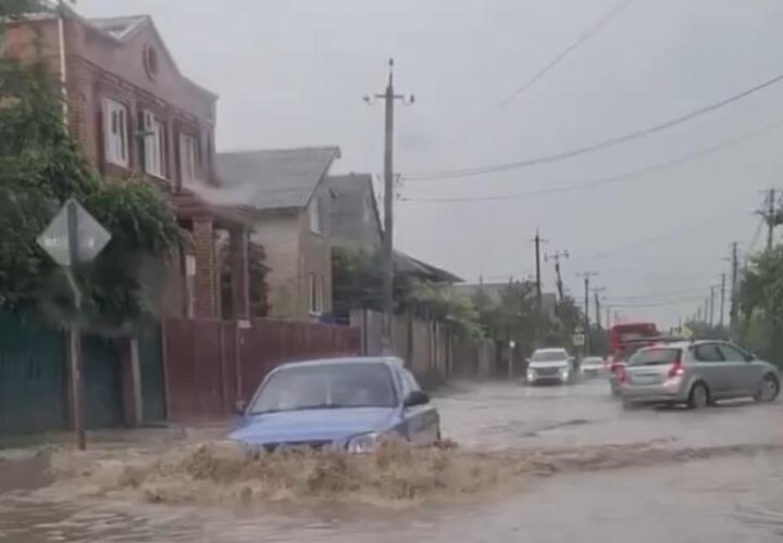 В столице Кубани снова из-за дождя «поплыли» улицы