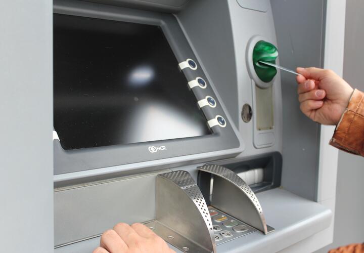 Ровесники: в Новороссийске мужчина нашел банковскую карту и снял все деньги