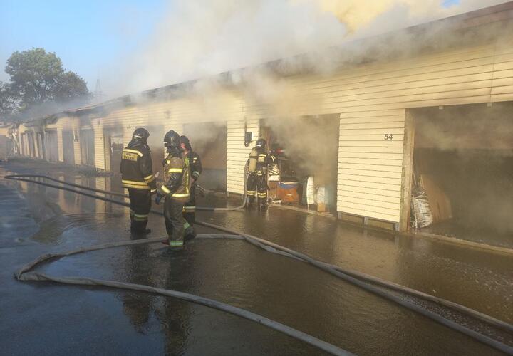 В Адыгее крупный пожар уничтожил больше 60 гаражей  