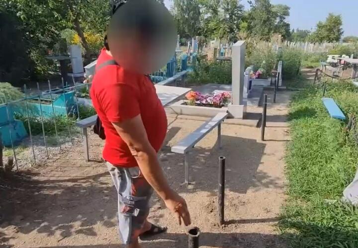 На Кубани вандал украл 120 метров железных цепей с кладбищенских оградок