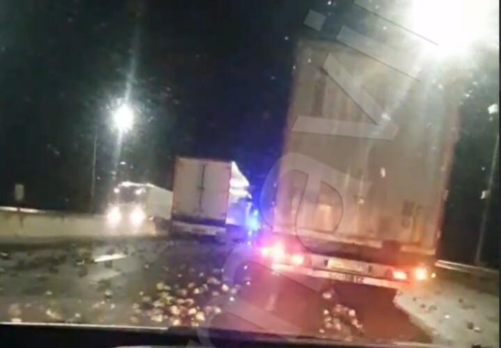 Федеральная трасса на границе Кубани и Ставрополья засыпана сахарной свеклой после ДТП с грузовиками