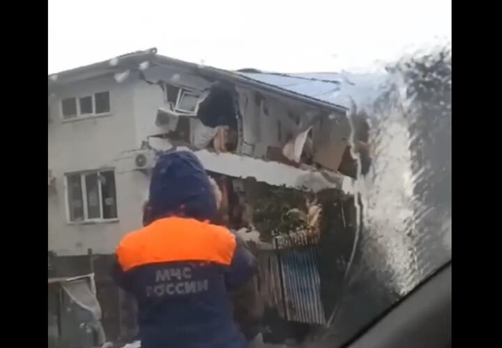 В Сочи трехэтажный жилой дом у моря рухнул на глазах сотрудников МЧС
