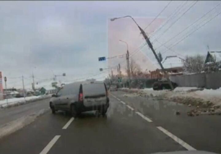 Электроопора с проводами заискрилась и упала на проезжающие автомобили в Краснодаре