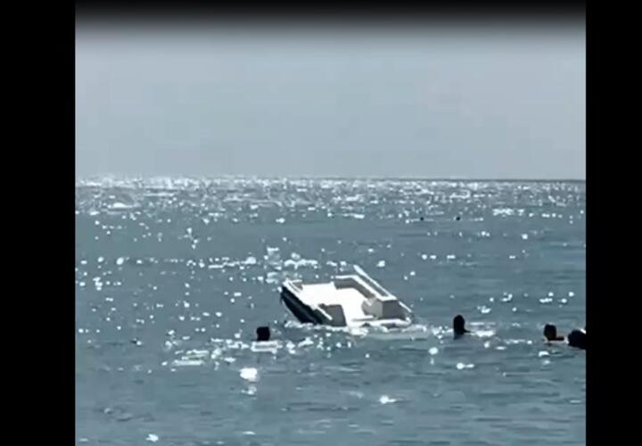 В Геленджике затонул катамаран с туристами