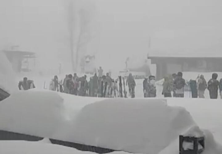 Гром, молнии и буран: туристы устроили столпотворение у подъемников в горах Сочи в жуткую погоду