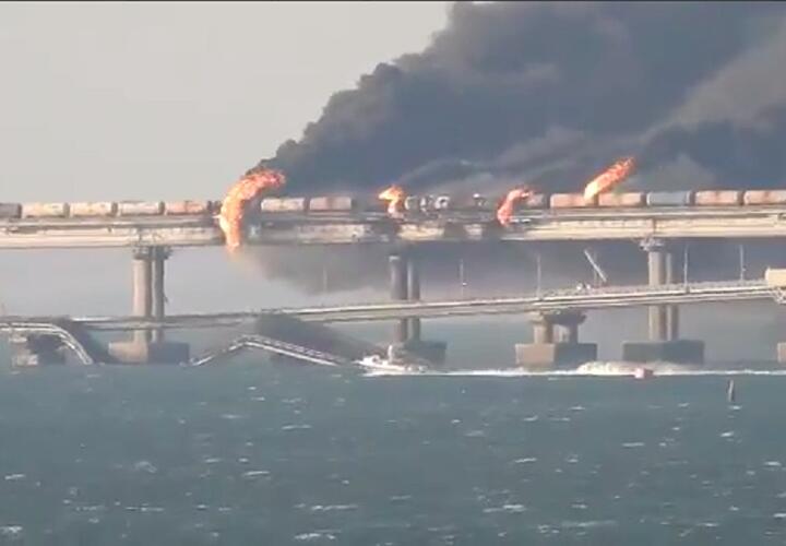 Грузовик взорвать на Крымском мосту могли те, кто следовали за ним