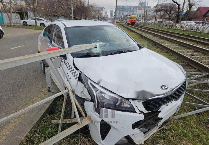 Профильная труба пронзила лобовое стекло такси в Краснодаре