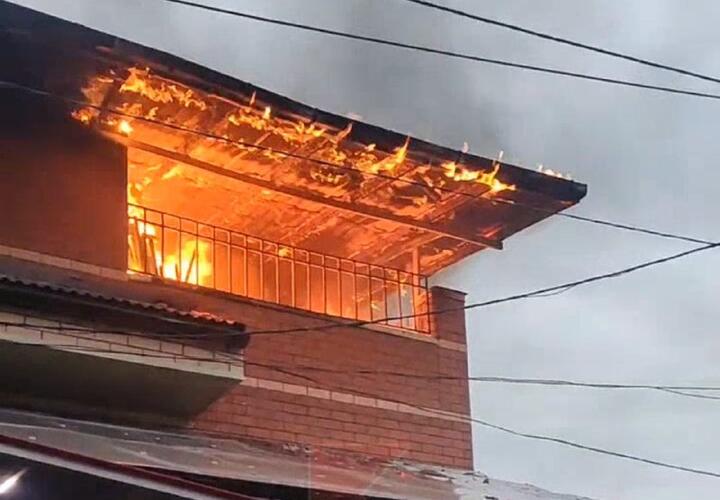 Частный дом загорелся в центре Краснодара