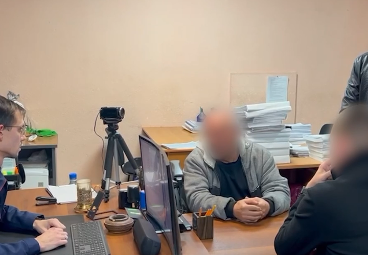 СК показал видео предъявления обвинения стрелявшему во владельца ночного клуба в Краснодаре