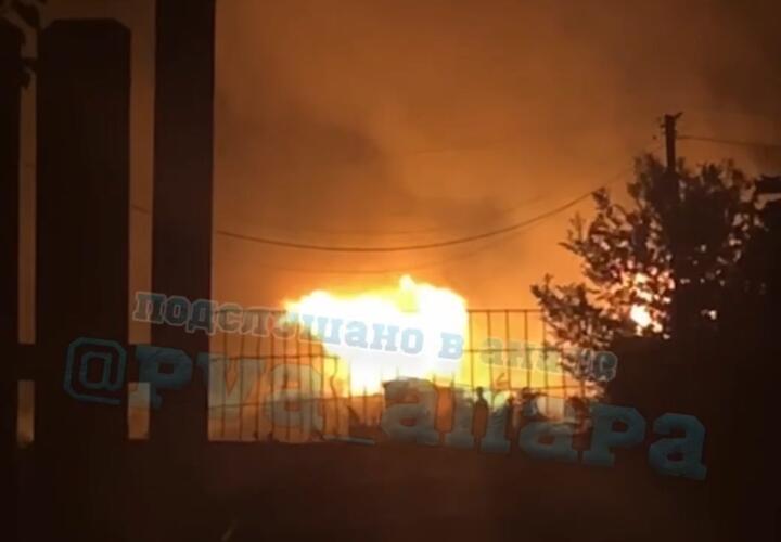 Крупный пожар случился в Анапе этой ночью