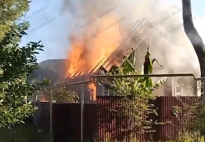 В Сочи почти дотла выгорел частный дом