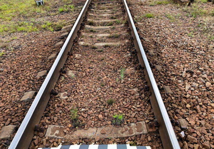 «Что произойдет, когда наедет поезд»: в Анапе подростки укладывали камни на рельсы