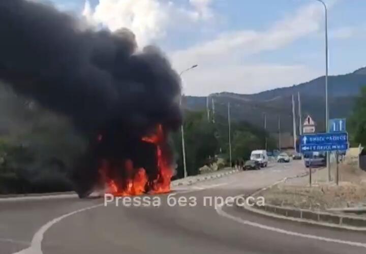 Газель загорелась на ходу в Геленджике