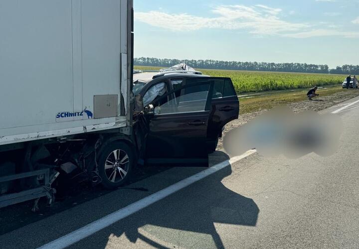 Смяло под колёсами грузовика: два человека погибли в ДТП на Кубани