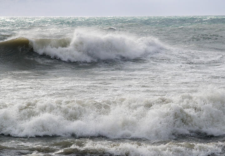 В Анапе спасатели не пускают людей в море уже второй день