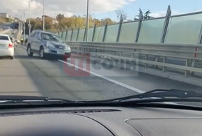 Езда по встречке: в Сочи «Volkswagen» врезался в «Lexus» (ВИДЕО)