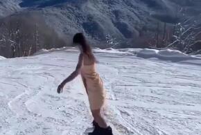 Девушка в полотенце и на сноуборде очаровала пользователей соцсетей