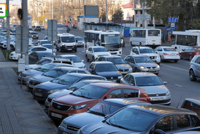 В центре Краснодара общественному транспорту мешают стихийные парковки